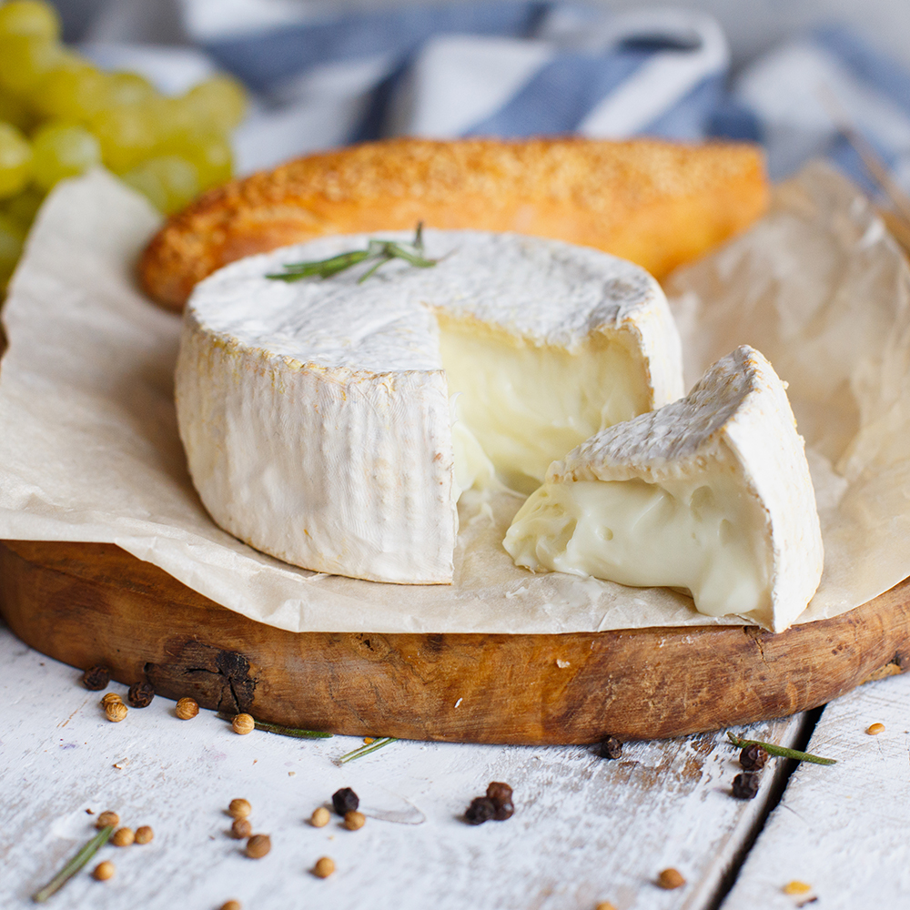 Сыр бри в духовке рецепт. Каламбур сыр. Сыр камамбер. Сыр Camembert. Сыр Бри и камамбер.